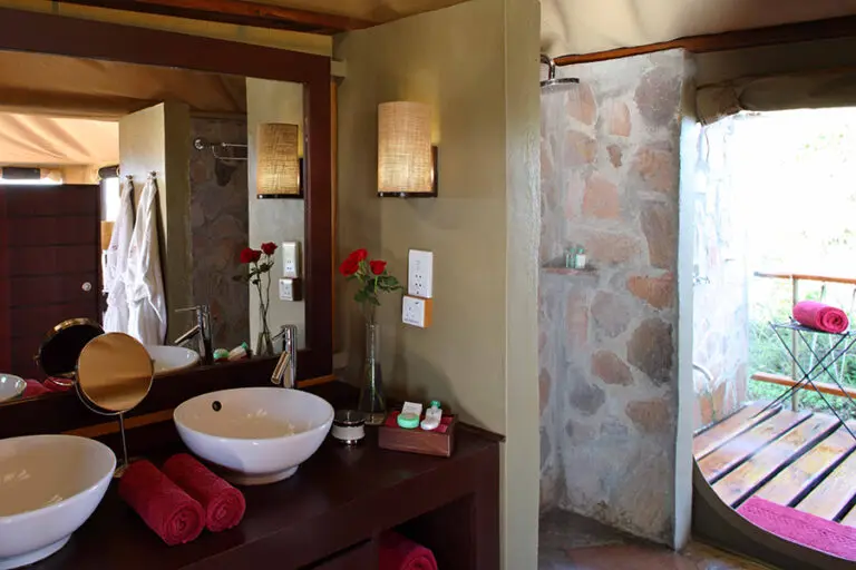 MaraBushtopsCamp UpperLevelBedroom Bathroom