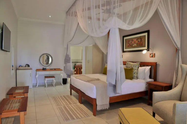 BatonkaGuestLodge UpperLevelBedroom LuxuryRoom