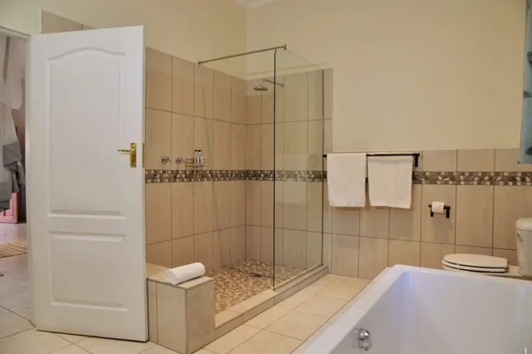 BatonkaGuestLodge Bathroom StandardRoom