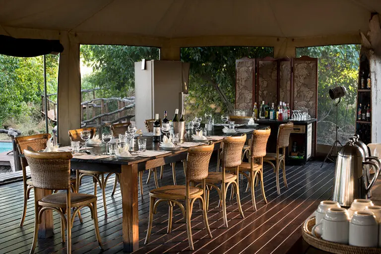 LinyantiEbony Interior Lunch