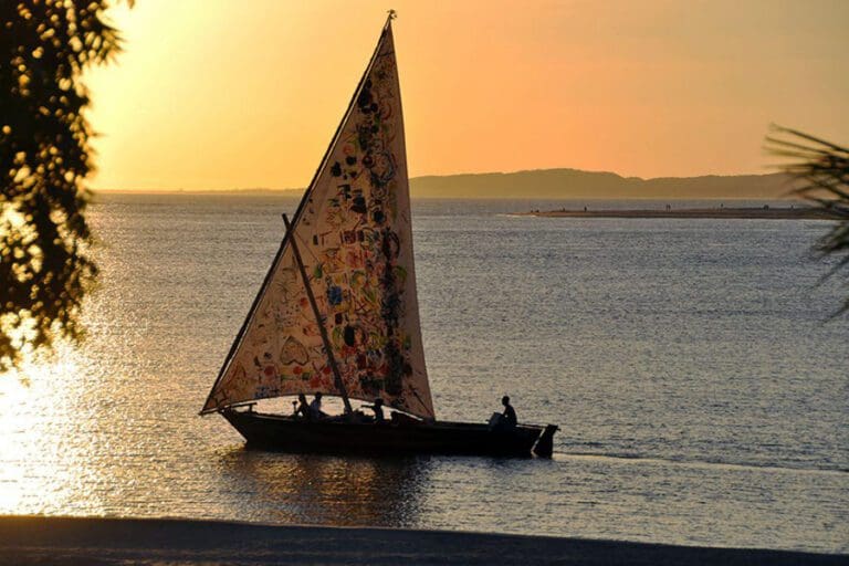 Dhow sailing at sunset 1024x689 1
