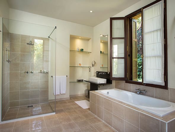 Maison galleni ensuite bathroom