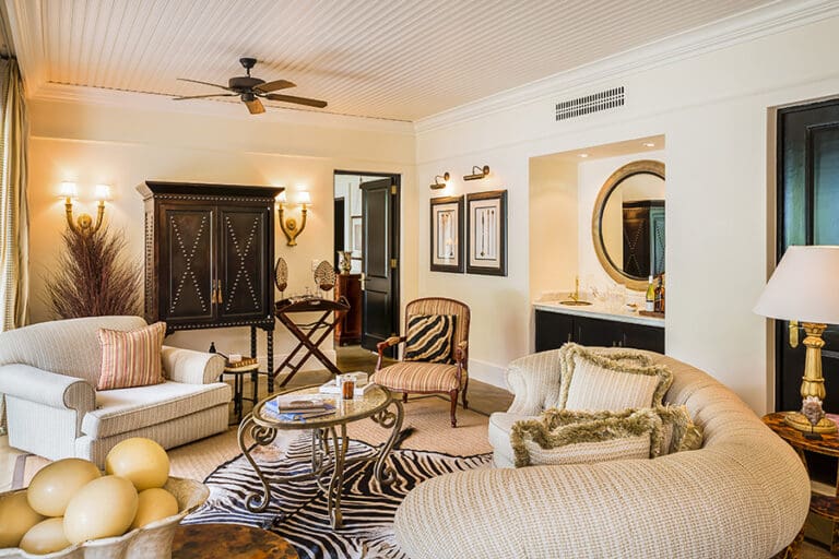 RoyalLivingstonebyAnantara UpperLevelBedroom Lounge