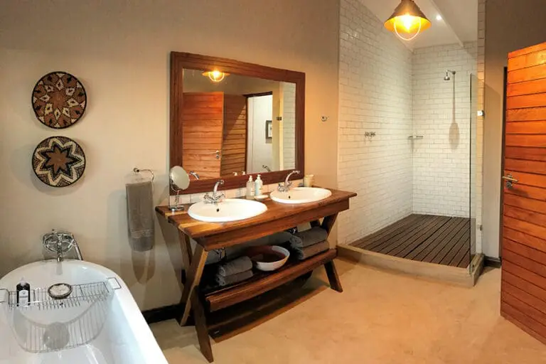 FUGITIVES DRIFT LODGE bathroom Photo by Christian Sperka Photography