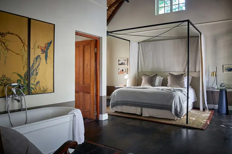 LA CLE LODGE garden room with ensuite and bath within bedroom 079