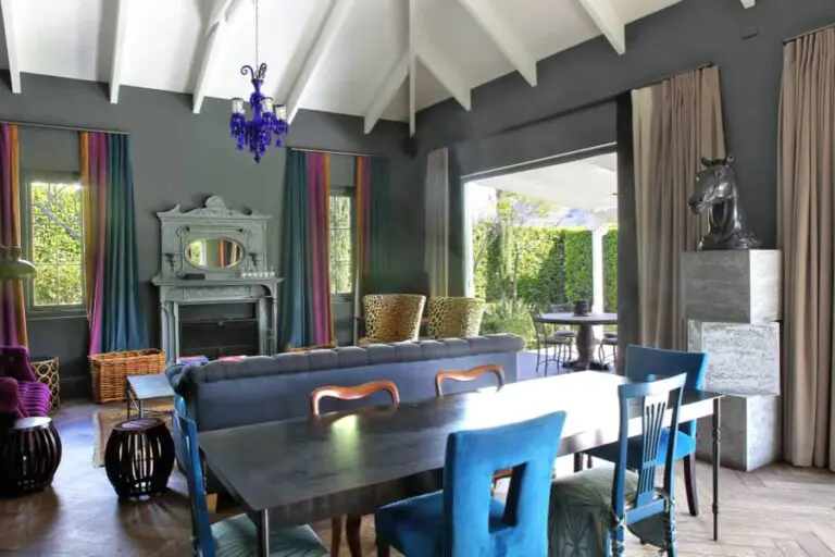 La Cles de Montagnes Galerie Dining and lounge area