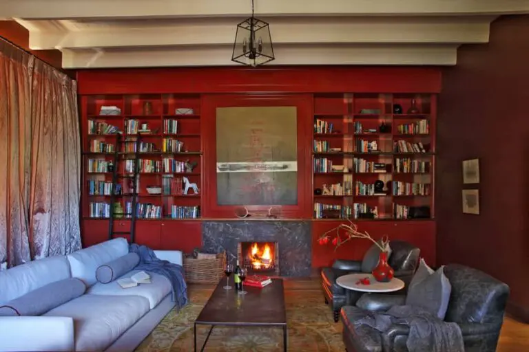 La Cles de Montagnes Manoir Study fire lit