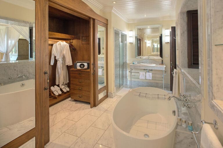 Hemmingways Nairobi deluxe suite bathroom
