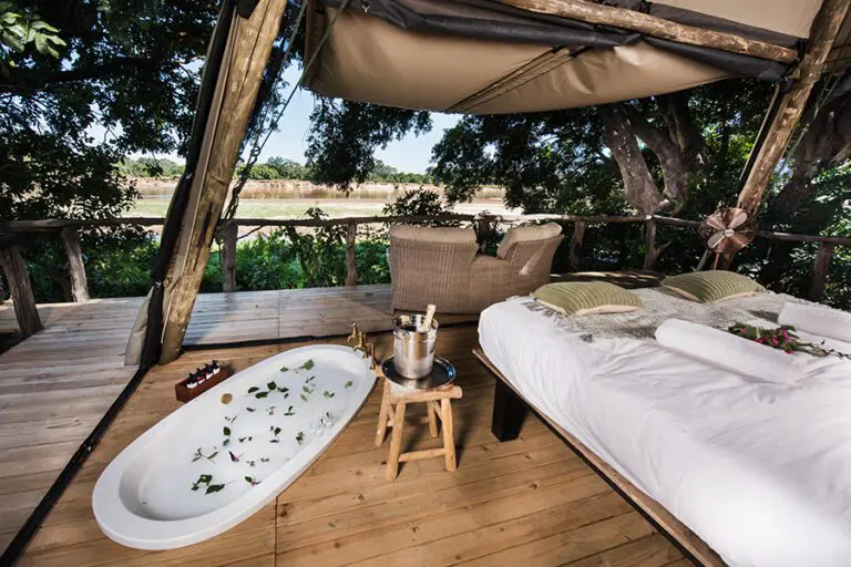 Shawa Luangwa tent champagne bath1